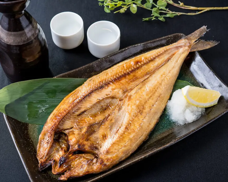 我們也提供種類豐富的居酒屋菜餚，所有食材均每天從北海道新鮮直送。我們精選了各種海鮮，例如扇貝、魷魚和阿特卡鯖魚，以及蟹肉味噌、鮭魚籽碎、醃魷魚和鹽漬魷魚等美味佳餚，還有來自千北高原的厚切培根和黃油，所有食材均產自北海道。千萬不要錯過我們的每日特惠！品嚐北海道美食，佐以美酒，更是別有一番風味！