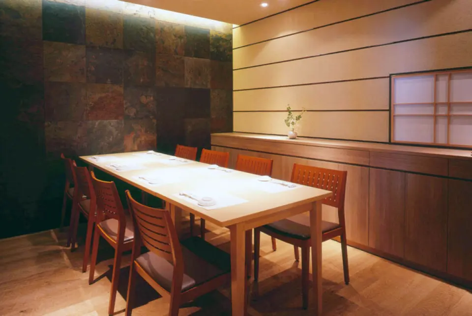 There are two private rooms that can accommodate 4 to 8 people. One room can accommodate up to 14 people. The relaxing space, with its plain wood and stone motif, is perfect for entertaining or dining. Please use it in conjunction with a course meal. There is no charge for the room.