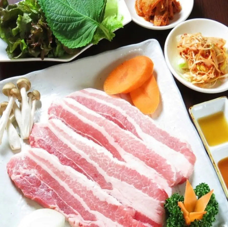 Món samgyeopsal thô được chúng tôi khuyên dùng là cực kỳ tươi ngon! Vì thức ăn được nấu chín mà không bị đông lạnh nên có thể phục vụ mà không làm mất đi hương vị của nó. Có thể đặt trọn bộ đi kèm salad Sanchu và Choregi cho 2 người trở lên. Bạn nên dùng chung các món ăn khác nhau với một nhóm. Ngoài ra, chúng tôi còn cung cấp món chính samgyeopsal. Nhà hàng có các món ăn nổi tiếng của Hàn Quốc như tteokbokki, japchae và bánh kếp, và nó nổi tiếng vì có 2 giờ uống không giới hạn♪