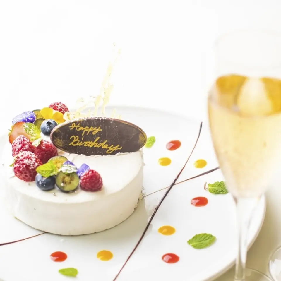 更不用說生日和週年紀念日了！為每次慶祝活動（例如歡迎/歡送會）準備一個帶有訊息的驚喜盤怎麼樣？請隨時與我們聯繫！