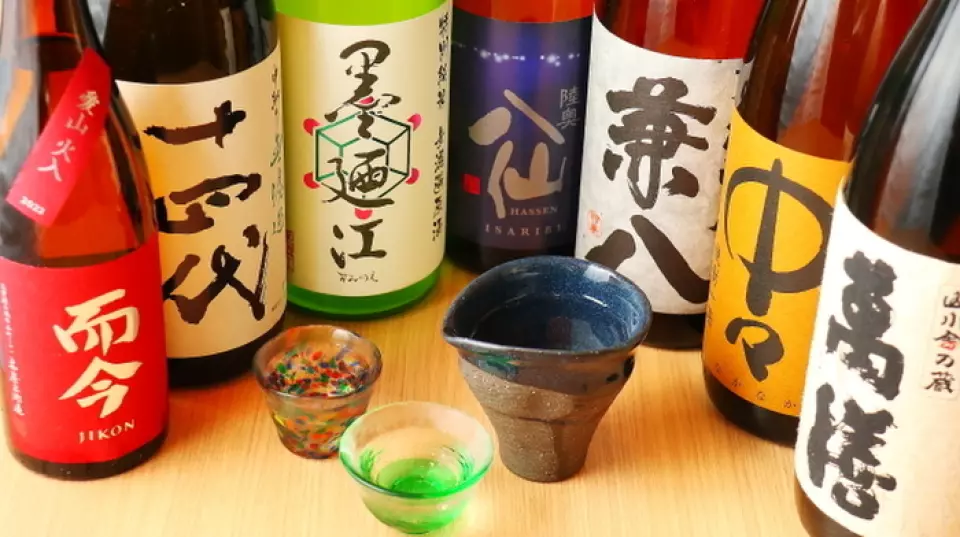 We have a wide variety of drinks to enjoy with your nigiri sushi and food. We always have five types of sake on offer, with two or three recommended types depending on the season, and sometimes rare brands such as Juyondai, Hiroki, and Aramasa are available. We also have about 12 types of shochu, mainly potato shochu, including premium shochu such as Isami, Mitake, and Kanehachi. Please enjoy a variety of drinks and food, including Japanese whiskey, standard beer, and our unique "Gari Chuhai."