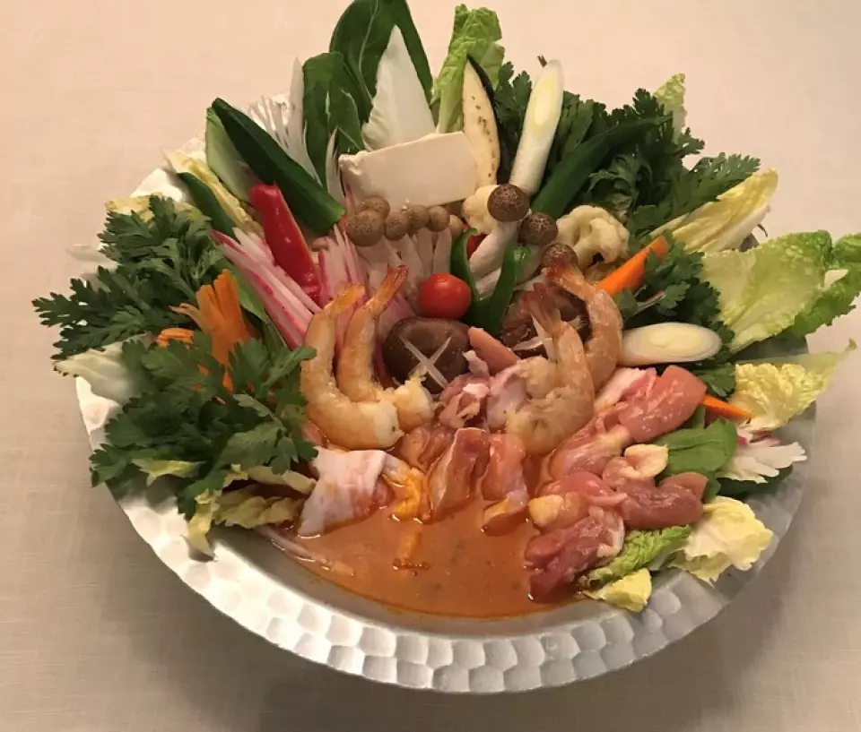 寒冷季節推薦“Rosani特製相撲咖哩火鍋”！有兩種湯可供選擇：適合初次喝的基本口味和味道濃鬱的烤唐杜里雞口味。食材也很豐富◎2人份3,490日圓、4人份6,590日圓。何不吃一頓美味的火鍋來溫暖身體和心靈呢♪