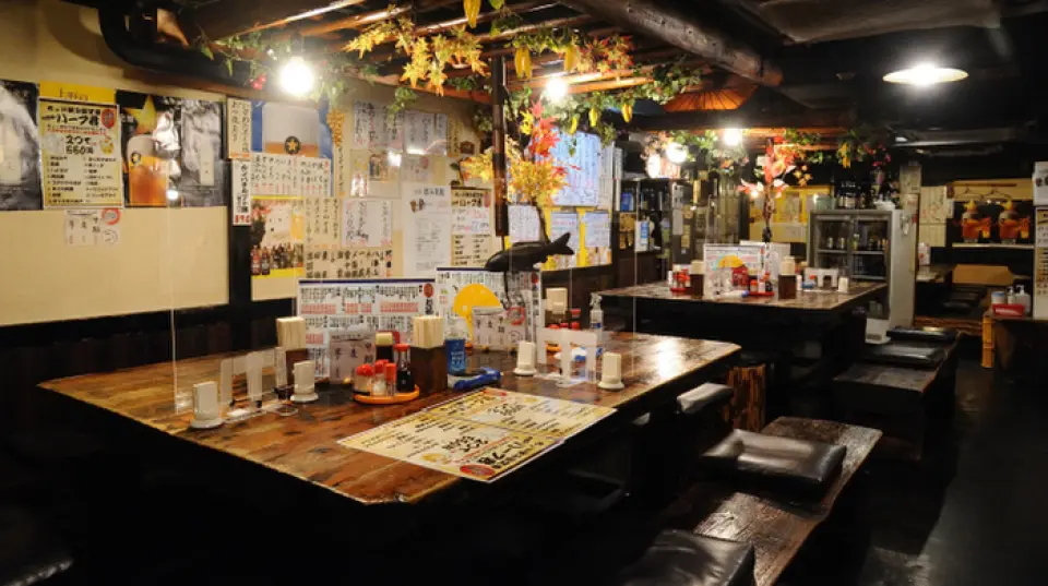本店距离御徒町站步行2分钟，交通便利。这是一家舒适的居酒屋，吸引了许多不同年龄和性别的顾客。在怀旧的氛围中享用我们的招牌美食，让您感觉仿佛回到了昭和时代。此外，我们从上午 11 点开始营业，因此您可以享用午餐或午餐派对！我们还有一间宽敞的榻榻米房间，最多可容纳 40 至 50 人。请在任何场合使用它，例如午餐、中午喝一杯或下班后喝一杯。