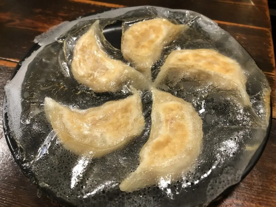 還有充滿蝦味的「全蝦餃子」和使用九州產明太子製成的「明太子起司」等，各種稀奇古怪的餃子♪5個550日元！還有明太子、紫蘇、披薩各2個的「人氣起司餃子拼盤」♪此外，還有用自家製的紅油和辣油調味的煮餃子，還有烤小籃子等。等。也建議大家邊吃邊比較，玩得開心◎