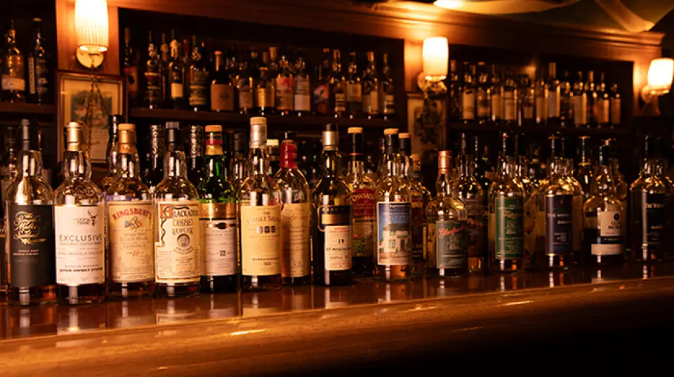 เรามีซิงเกิลมอลต์สก๊อตวิสกี้ประมาณ 250 ชนิด โปรดเพลิดเพลินในแบบของคุณเอง เช่น ดื่มของหายากทีละน้อย หรือดื่มไฮบอลหรือน้ำแบบสบายๆ ผู้ที่ต้องการดื่มเครื่องดื่มด่วนก็ยินดีต้อนรับเช่นกัน ○