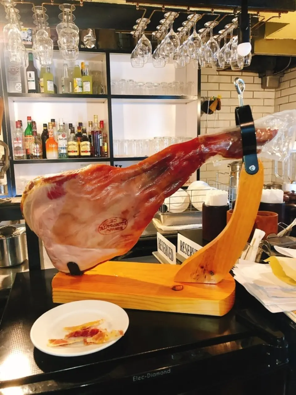Một nơi không thể bỏ qua cho những người yêu thích giăm bông sống! Tại nhà hàng của chúng tôi, bạn có thể thưởng thức món giăm bông sống ăn thỏa sức từ Spine chỉ với 550 yên trong một giờ. Nó không quá mặn nên ngay cả phụ nữ cũng không phải lo lắng về điều đó ◎ Hương vị đậm đà, đậm đà chắc chắn sẽ khiến bạn say mê! Chúng tôi có nhiều loại rượu vang được lựa chọn cẩn thận, vì vậy hãy thưởng thức chúng.