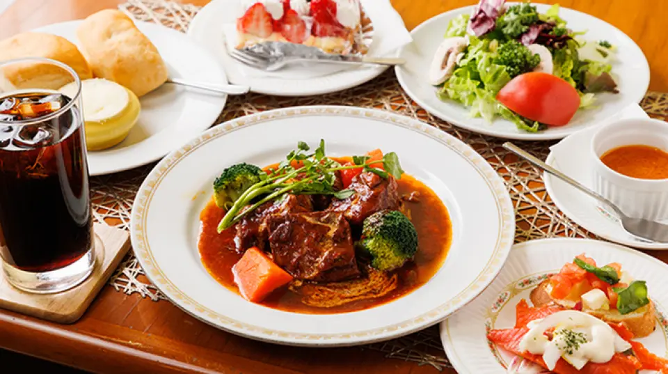 Tại nhà hàng của chúng tôi, chúng tôi cung cấp tuyển chọn các món ăn được chế biến kỹ lưỡng, bao gồm các bữa ăn nhẹ, món chính và mì ống. Chúng tôi tự hào về thực đơn phong phú có thể được sử dụng cho bất kỳ dịp nào, chẳng hạn như bữa trưa bình thường, quán cà phê, bữa tối kiểu phương Tây hoặc quán bar.◎Chúng tôi có ``bộ mì ống'' đi kèm với đồ uống và salad, một set hoàn hảo cho đồ uống nhanh và món ăn được đầu bếp khuyên dùng. Chúng tôi cũng đề xuất ``Món Omakase'', có nhiều lựa chọn nguyên liệu! Thế còn một cuộc hẹn hò hay một bữa ăn với bạn bè hoặc gia đình thì sao?