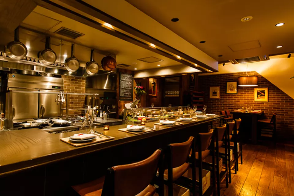 From the counter seats where you can see the chef at work, you can enjoy the sounds and aromas of food being prepared in the kitchen right in front of you.