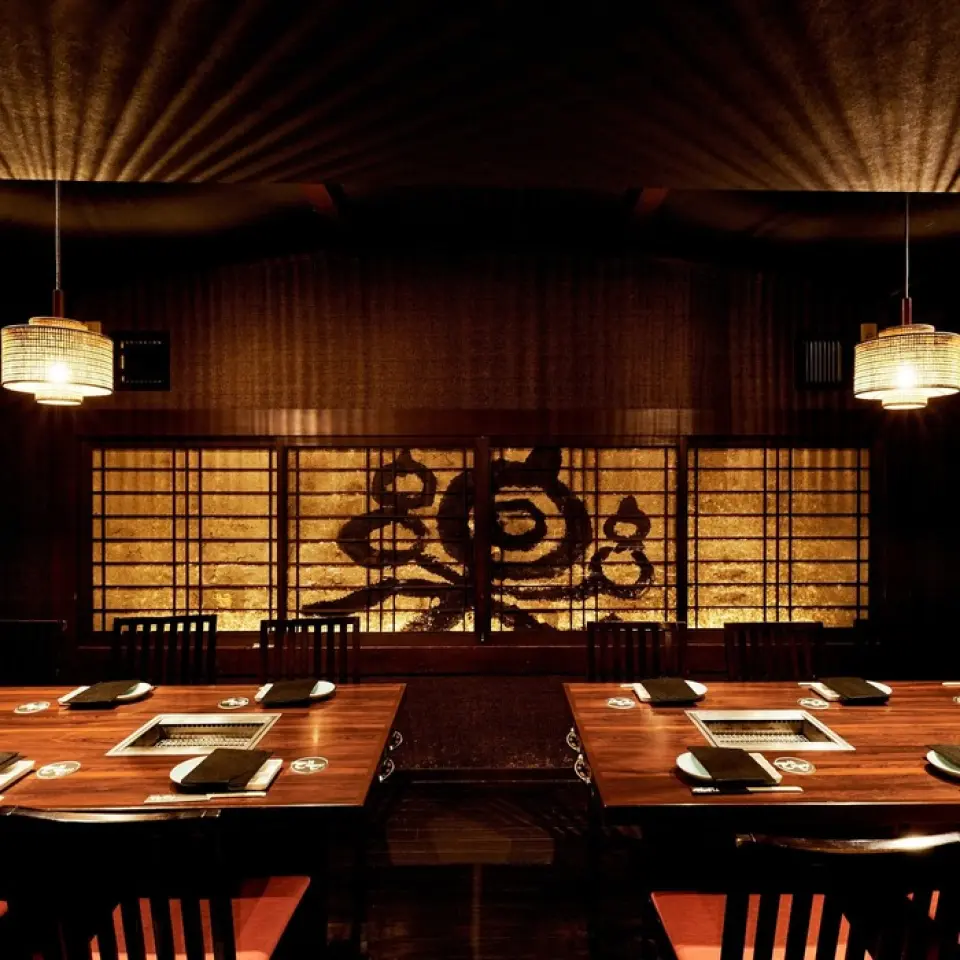 我们有私人房间可供不同人数入住。我们的商店有三层。 3 楼的私人房间可容纳各种场合，从小团体到包下整层楼最多可容纳 45 人。我们有适合任何场合和客人数量的座位，包括二楼的私人房间和半私人房间以及一楼的情侣座位。营造兼具日式现代与古典气息的成人可享受的空间。