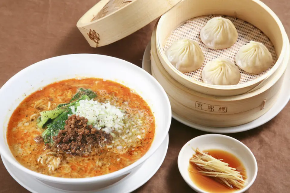午餐套餐很受欢迎♪有主菜和小笼包可供选择♪