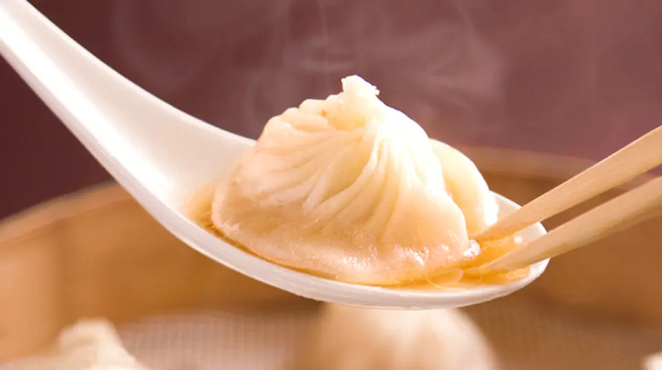 京鼎楼的小笼包是由技术精湛的点心师傅一颗一颗精心手工制作的“薄皮小笼包”。鲜美的猪肉包裹在精致的皮皮面团中，采用独特的方法蒸制，产生胶原蛋白和风味结果就是汤汁充足的小笼包。享受透过内部看到的超薄皮，以及在口中蔓延的猪肉馅和汤的细腻味道。还可以品尝到乌龙小笼包、蟹肉小笼包、时令小笼包等多种菜肴。