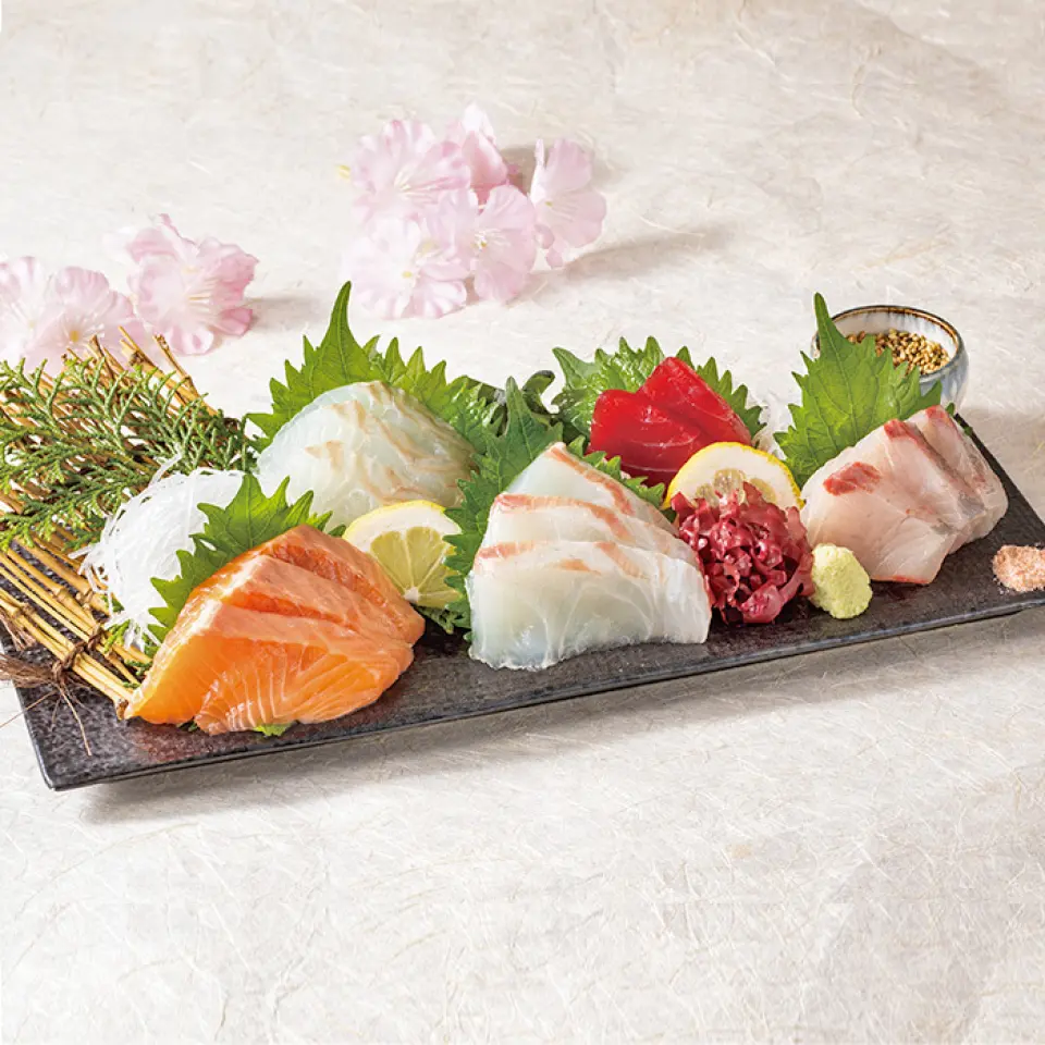 Độ tươi của nguyên liệu là chìa khóa cho món sashimi đáng tự hào của chúng tôi! Chúng tôi muốn bạn thưởng thức món cá thật sự ngon, vì vậy chúng tôi mua cá được lựa chọn cẩn thận từ nhiều ngư trường khác nhau trên khắp đất nước và phục vụ sashimi với trọng tâm là độ tươi ngon. Hãy thưởng thức món sashimi đặc trưng của chúng tôi, được chế biến vô cùng cẩn thận và chú ý đến từng chi tiết để làm nổi bật hương vị của từng nguyên liệu.