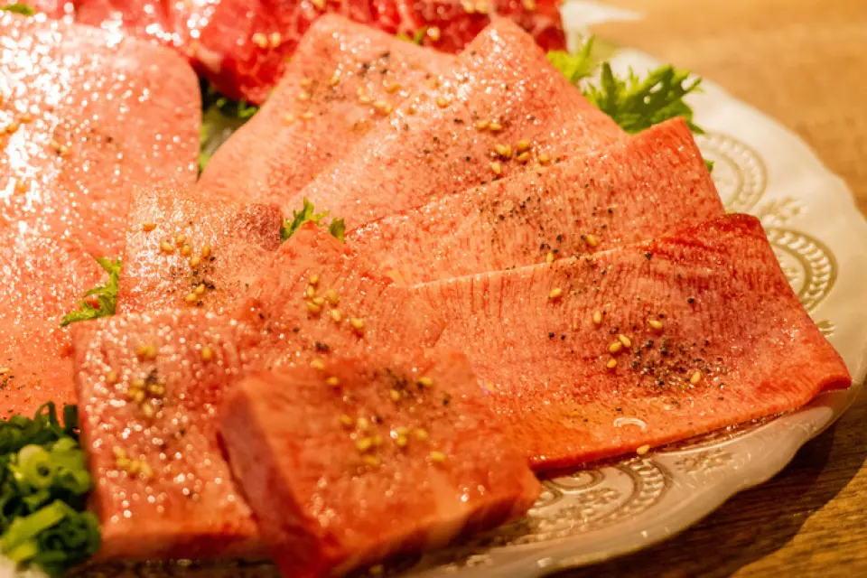 Our specialty dishes are "Sirloin Yaki-shabu" and "Sirloin Yaki-suki" which are served fresh, without being frozen, using domestic A4 and A5 grade Japanese Black beef. In addition, our premium "Salted Tongue" is characterized by its crispy texture despite being cut thickly! Our offal is also fresh, and we have a limited number of "thick-cut livers" available, so please order them♪