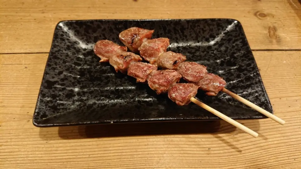 Their proud yakitori is made with juicy [Daisen Chicken from Tottori]. Freshly ground chicken is delivered every day, and skewered with great care and effort! They are reasonably priced at 130 yen per skewer. Rare cuts such as "Kokoro no Kori", "Soriless" and "Ginkawa" are also popular. Grilled over [Binchotan charcoal], which burns at up to 800 degrees, the flavor and aroma are outstanding. The original salt, a blend of several types, enhances the umami! Don't miss the [Value 8-Skewer Course], where you can eat popular cuts for just 1,200 yen.