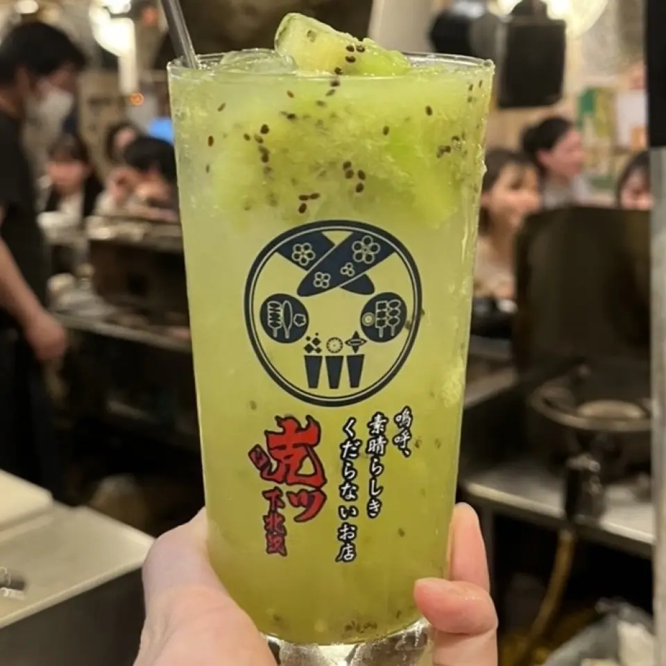 The drinks on offer here are particularly focused on Japanese sake, which pairs perfectly with yakitori. The lineup changes with the seasons, so you can enjoy a new brand every time you come♪ The sours and tea-based drinks are split into two Hoppy-style varieties, "chu" and "gai." We want you to enjoy the drink as well as the bargain, so we serve the "gai" in an elephant-shaped watering can♪ There are also plenty of entertainment elements, such as the "dice highball," where you roll a dice and the number that comes up might get you a free drink★ Be careful not to knock down the "test tube set"!