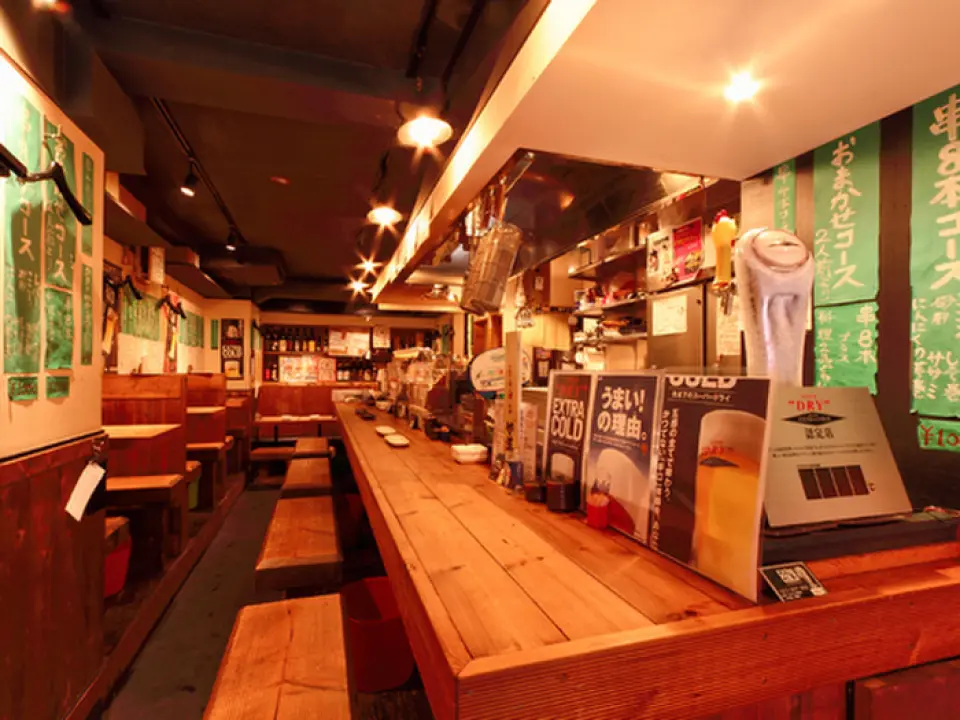 When you step inside the store, you'll hear the staff's spirited voices and the atmosphere is lively! Although the store is small, there are counter seats as well as table seats that can accommodate up to about 8 people. We aim to create a cozy space with a variety of options. Our motto is "We want to make everyone involved happy," and we provide casual to serious service while maintaining moderation to suit our customers. Perhaps because of this, we have many repeat customers. Please feel free to drop by as if you were going to see a friend.