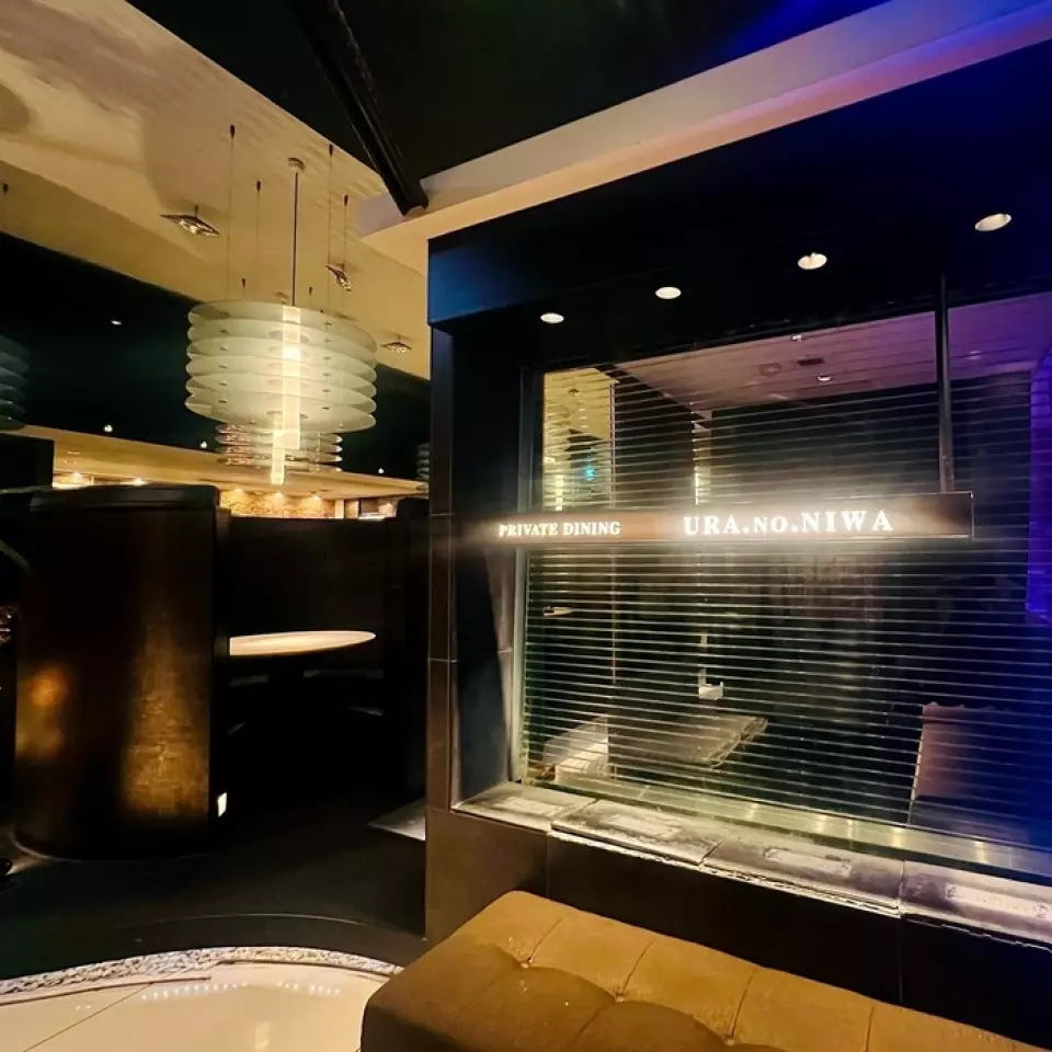 All seats are private. An extraordinary space awaits you. Shining bamboo objects and shining dry landscape gardens create an extraordinary atmosphere. We offer an adult space for dates and parties.