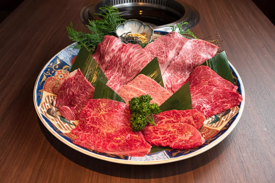 [才華橫溢的廚師]我們提供由我們的鑑賞家精心挑選的神戶牛肉和黑毛和牛。請務必將肉煮至三分熟，這樣您才能享受到肉的原汁原味。