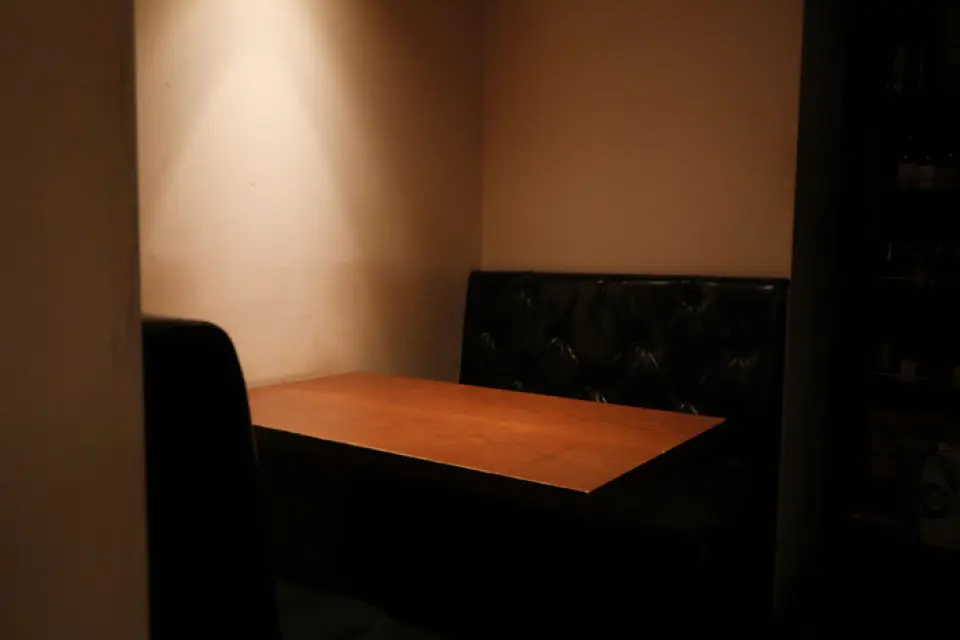 店舖位於後巷，距離神樂坂站步行5分鐘，距離牛込神樂坂站步行2分鐘。慶祝在神樂坂開業 14 週年，這家餐廳擁有平靜、成熟的氛圍，擠滿了當地顧客。烤雞肉串中少有的「停單套餐」也很受歡迎。我們主要提供雞肉菜餚，但也提供各種海鮮和小配菜。