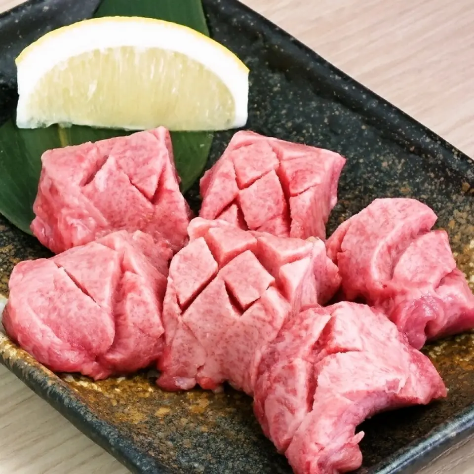 The tongue base (the base of the tongue) is cut into generous, thick slices and then slit into pieces. Once you try it, you'll understand why it's so delicious.