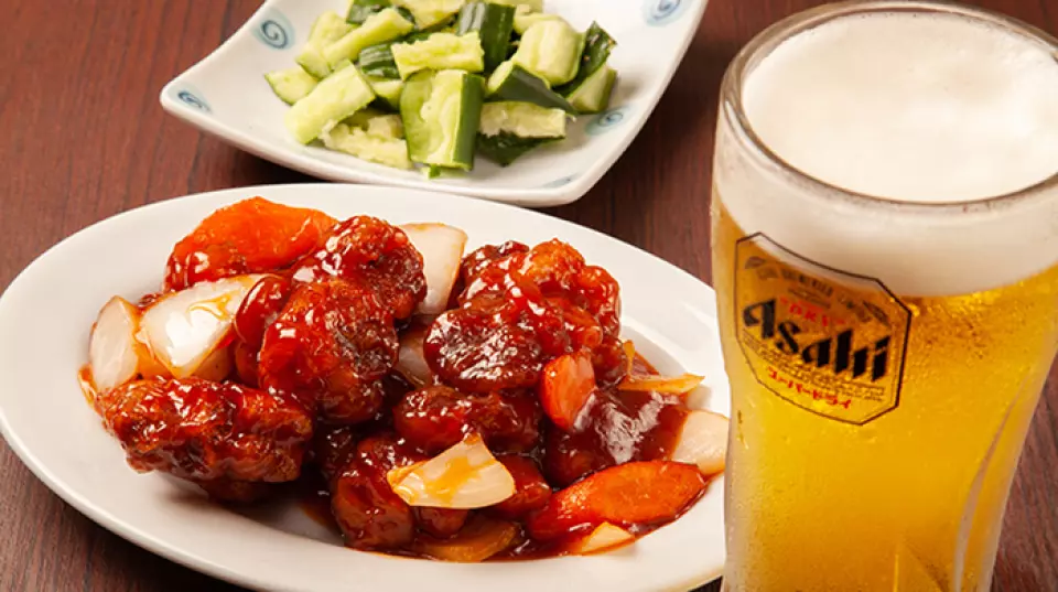 推荐包含生啤酒等酒类饮料+自选零食、自选菜肴的超值“饮料套餐”（980日元）！您可以品尝到金椒里脊肉和川式炖白鱼等受欢迎的菜单项目。午餐有炸鸡麻婆豆腐、hoikoro等套餐以及每日特价！大份米饭免费，配上沙拉和汤680日元起，性价比很高。便当盒有大约20种，还有很多外卖选择，可以吃到正宗的中餐！售完即止。