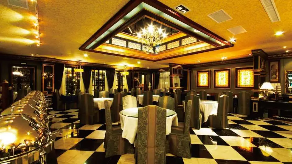 氣派的英式氛圍下，享用佳餚