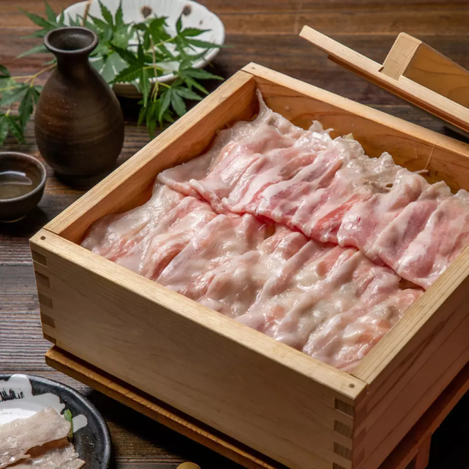 去除肉中多余的脂肪并浓缩风味。与松脆的蔬菜和我们特制的蘸酱一起享用。