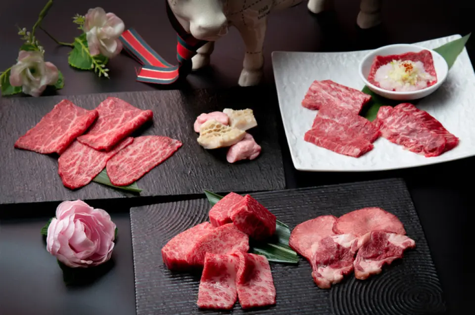 Tất cả thịt bò Wagyu mà chúng tôi theo đuổi với ý tưởng "làm cho khách hàng trước mặt chúng tôi hài lòng" đều có khổ A4 hoặc lớn hơn. Chúng tôi cũng chỉ phục vụ thịt bò cái. Đặc biệt, mỡ của thịt cái có nhiệt độ tan chảy thấp nên thịt có chất lượng cao nhất và tan ngay trên đầu lưỡi của bạn. Bởi vì nó thực sự có chất lượng cao nên bạn sẽ không cảm thấy buồn nôn dù ăn nhiều. Và chúng tôi đặc biệt chú ý đến việc cắt theo đơn đặt hàng sau khi nhận được đơn đặt hàng. Bạn có thể thưởng thức hương vị của thịt tươi chưa bị đông lạnh. Chúng tôi mang đến cho bạn những món ăn yakiniku an toàn và đảm bảo...
