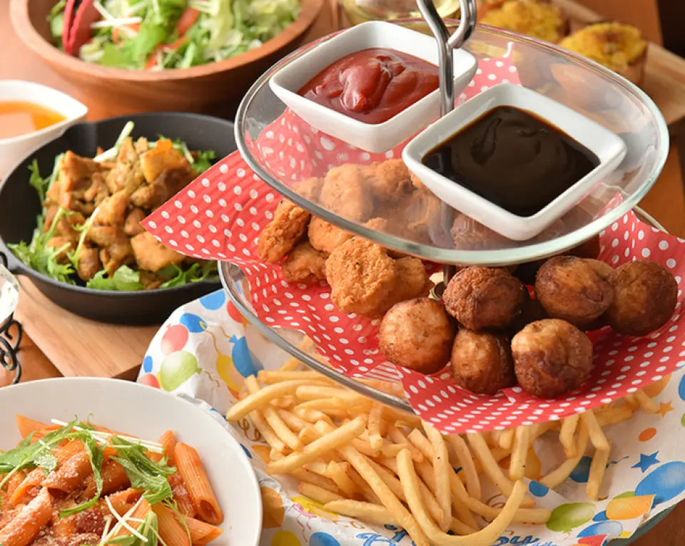 Located just a 3-minute walk from Ebisu Station, our bar is convenient for gatherings and offers a variety of courses to suit any party, starting at 4,000 yen with 2 hours of all-you-can-drink! Our recommendation is the "Regular Course," which includes TALI's standard dishes. This great value plan includes the popular "fried tower" of fries, nuggets, and fried takoyaki, as well as penne, making it the perfect choice for a wide range of drinking parties, including reunions and group dates. Enjoy a memorable time in our relaxing, hidden bar.