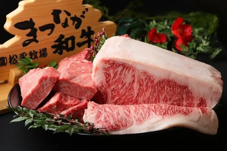 榮獲農林水產節內閣總理大臣獎、2013年東京肉品市場總冠軍。因為島根和牛的每一頭都是從島根縣增田市種村町的JAS認證（農業）松永牧場採購的，所以能夠以優惠的價格提供優質的牛肉。我們使用飼養者和乳牛飼料所熟知的可靠成分。我們很高興透過我們努力採購優質肉類和稀有部位，以實惠的價格提供優質肉類和稀有部位，讓我們的客戶滿意。