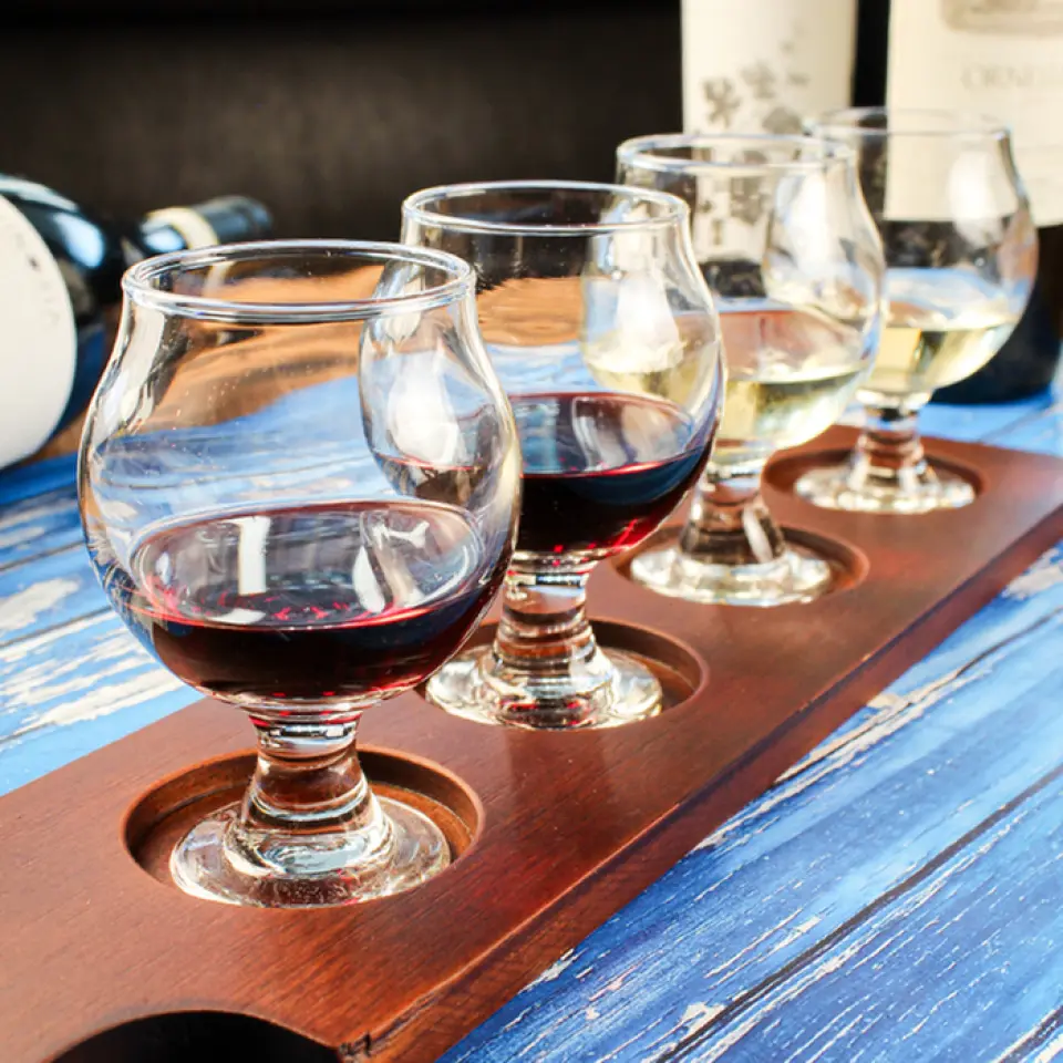 We have prepared a "tasting set" that allows you to try the differences in wines based on their origins and aging periods. Please choose 4 types (40ml each) according to your preference and enjoy them with Italian cuisine.