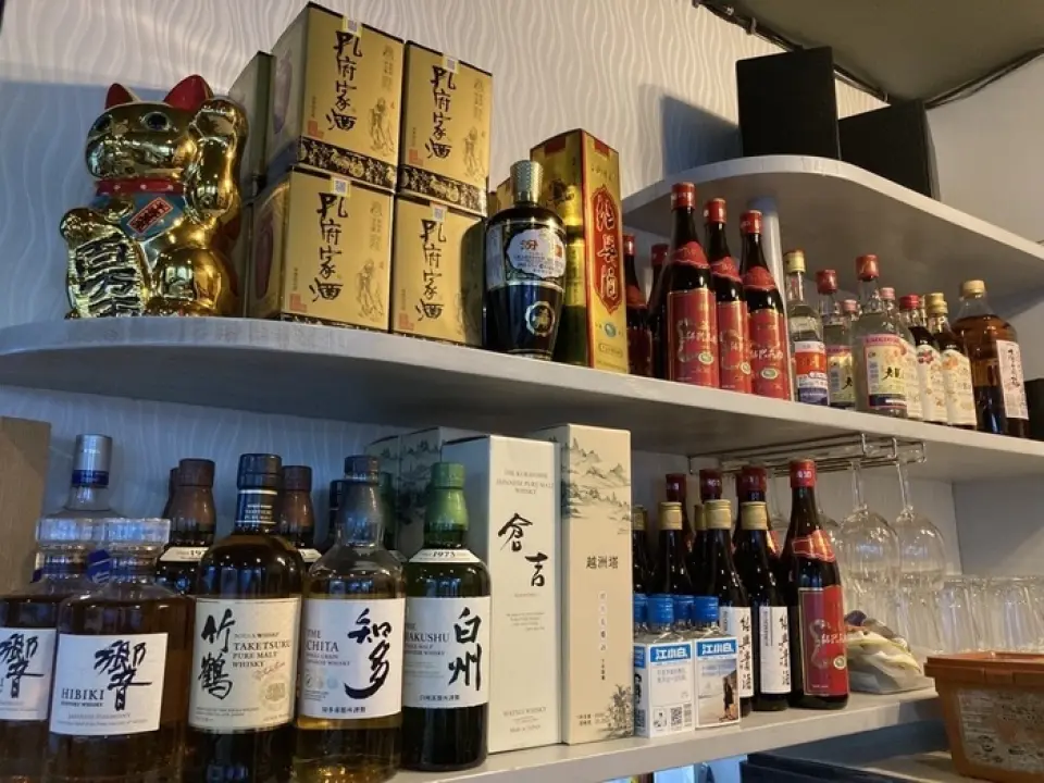 本店提供各种与正宗中国菜搭配的酒精饮料。我们提供各种各样的产品，从陈年绍兴酒到各种类型的威士忌。请用于各种饮酒聚会，包括个人、同事、朋友和家人。
