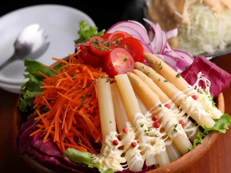 The salad in the set is smothered in a rich, garlicky special sauce. Its addictive flavor has made it popular, and it is as essential to Teppei as the meat! You can have more for an additional fee.