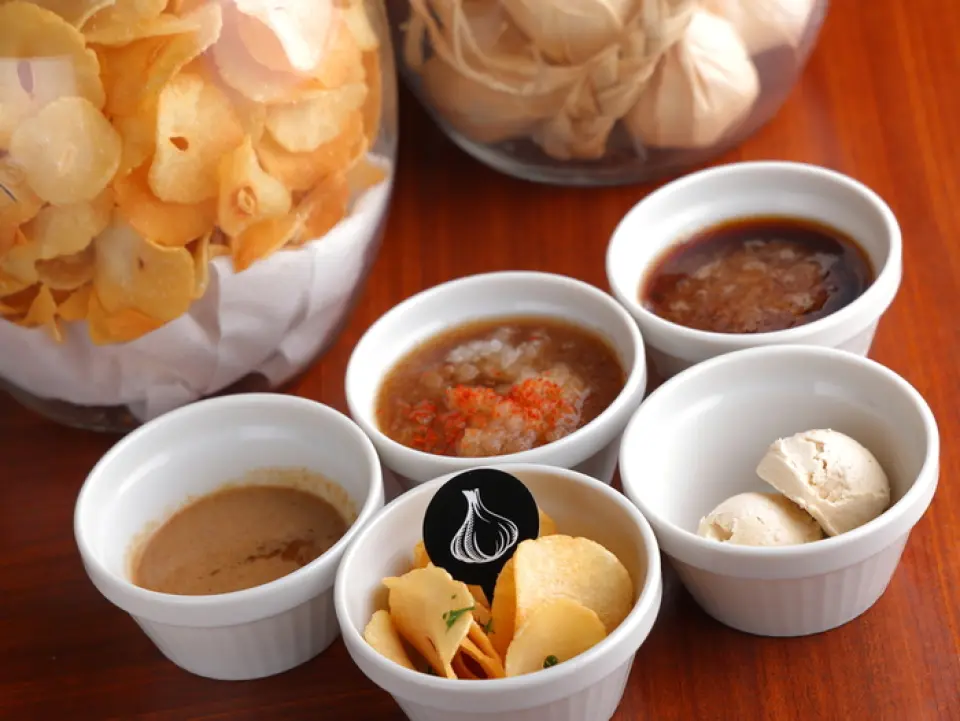 You can choose from four sauces to go with your steak. Daikon radish soy sauce (recommended for those who like to eat a lot!), garlic soy sauce (for those who like the spiciness of garlic!), sesame (for those who like sesame!), butter soy sauce flavor (for those who like rich flavors!). Any of them go perfectly with steak. You can also order additional sauces!