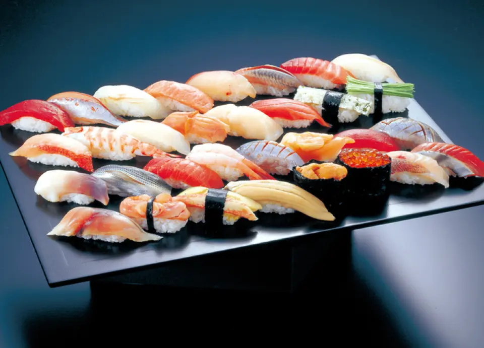 We have a wide selection of ingredients that can only be found at a fresh fish wholesaler. The most popular tuna is the carefully selected wild Indian tuna. It is characterized by its unique aroma and fat content. We always have more than 50 types of ingredients that are carefully selected based on the season, origin, and freshness, such as Abashiri-produced Hokkaido salmon roe marinated in soy sauce using a unique recipe, line-caught red snapper marinated in kelp, and the original California roll. All prices are clearly displayed, and orders are accepted from just one can.