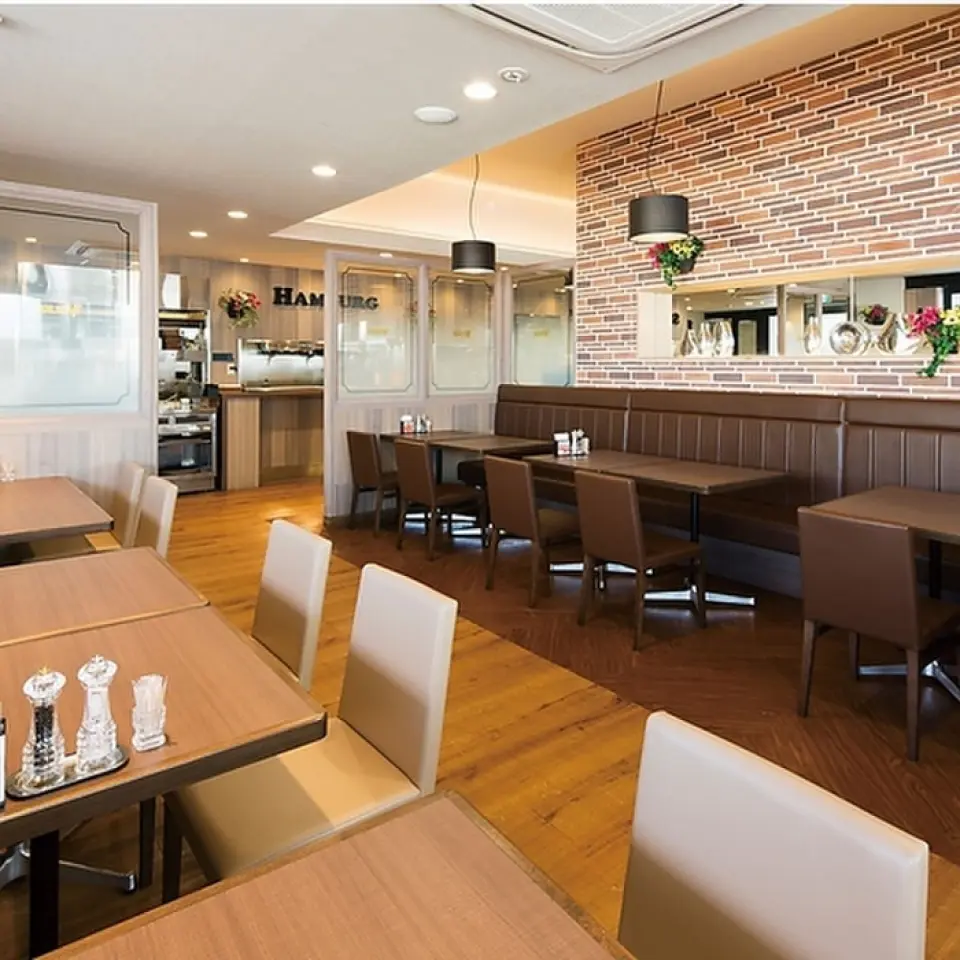 The open interior with ample seating and spacing is perfect for families with children or girls' nights. There are also plenty of services to make you want to stay longer, such as a variety of bar items (salads, bread, drinks, soup).