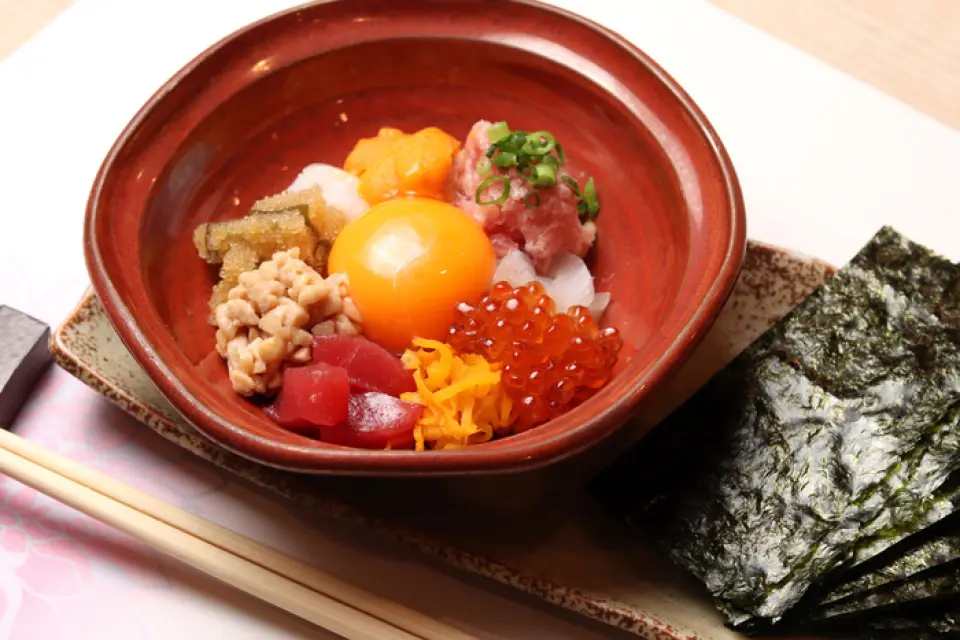 Abe Hiroo Annex is located in Hiroo, but its relaxed atmosphere is a major attraction. It has six affiliated stores. The reason it is loved by locals, including ours, is the wide variety of a la carte dishes available. And the reasonable prices! We are proud that no one else can match this. Another great thing about it is that it is open until late at night. If you feel like eating sushi, please come by anytime.
