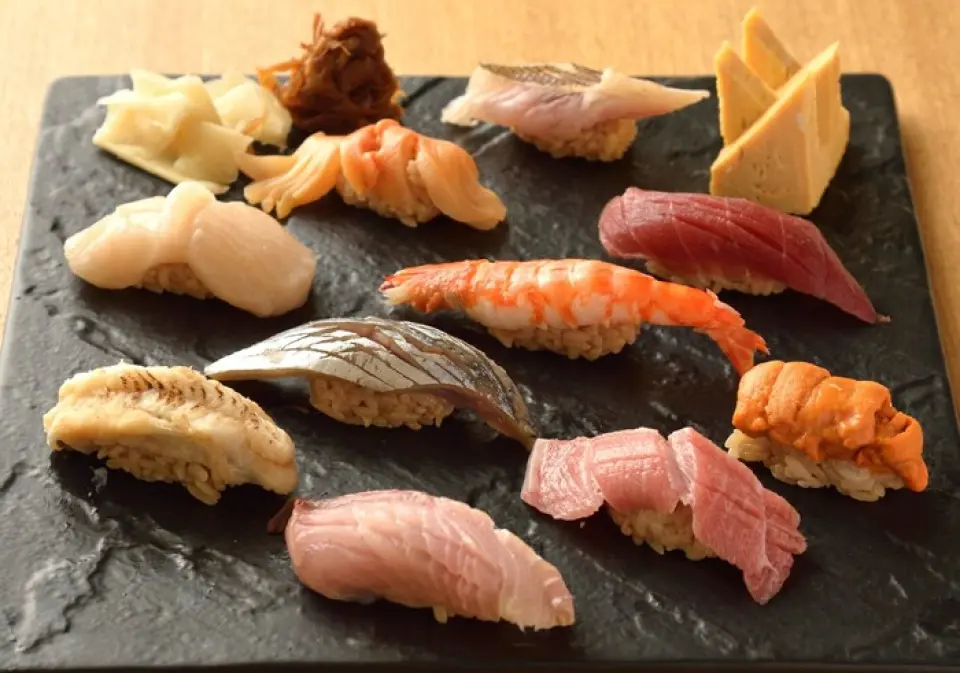 If you are in the area, please feel free to come and enjoy our great lunchtime course starting from 4,500 yen (tax included). Our white fish, recognized by our craftsmen as the best in Japan, is washed by the currents of the Bungo Channel in Kyushu, and is killed with expert techniques by inserting a needle into the nerves, resulting in the firmest meat. We also prepare other seafood in a way that makes the most of the freshness and preparation of the ingredients.