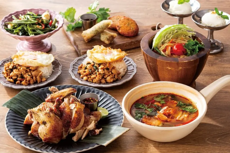 ในรูปแสดงแผนพิเศษ (3,850 เยน) แผนพิเศษแสนอร่อยที่รวม "ไก่กาเปา" ยอดนิยม "ไก่ย่างบาร์บีคิว" "ผักโขมผัดเต้าเจี้ยว" ฯลฯ ☆★สไตล์คาเฟ่ เพลิดเพลินไปกับอาหารไทยต้นตำรับ เนื้อหาในใจของคุณ นอกจากนี้เรายังมีแผนแบบเบาราคา 2,750 เยน และแผนรวมเครื่องดื่มฟรีอีกด้วย