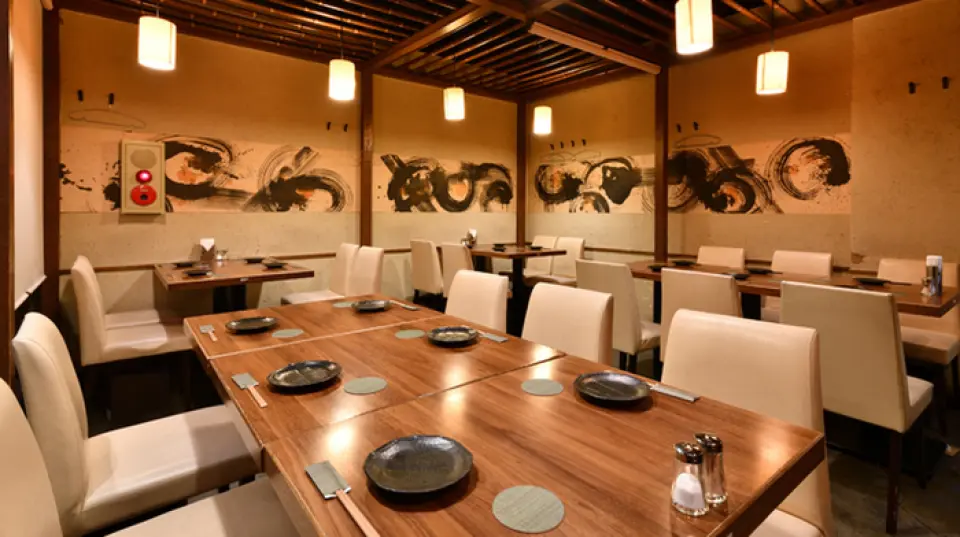 The interior of the restaurant has a warm wooden interior, creating a relaxing and nostalgic Japanese atmosphere. There are a variety of seats available, including counter seats that are perfect for solo diners, as well as tables and box seats. The restaurant can be rented for private parties of 15 to 32 people, so it is also recommended for those who wish to enjoy a private space. We offer our signature dishes in a relaxing and calm atmosphere.