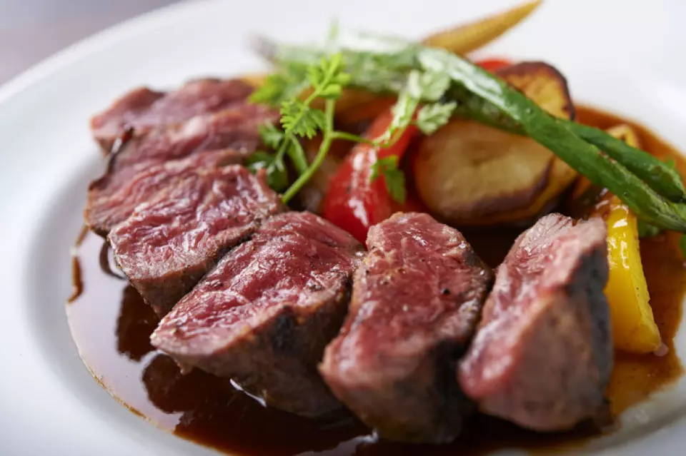 Our most popular dish is the Bavette steak. It has been featured in various magazines, including Otona no Shuumatsu!! Most people who come to eat this dish are more impressed than they expected... They have never eaten such tender skirt steak before. In addition to this steak, we also have our own homemade bacon and our proud pork dishes! Please give it a try♪ Enjoy the pairing with wine!