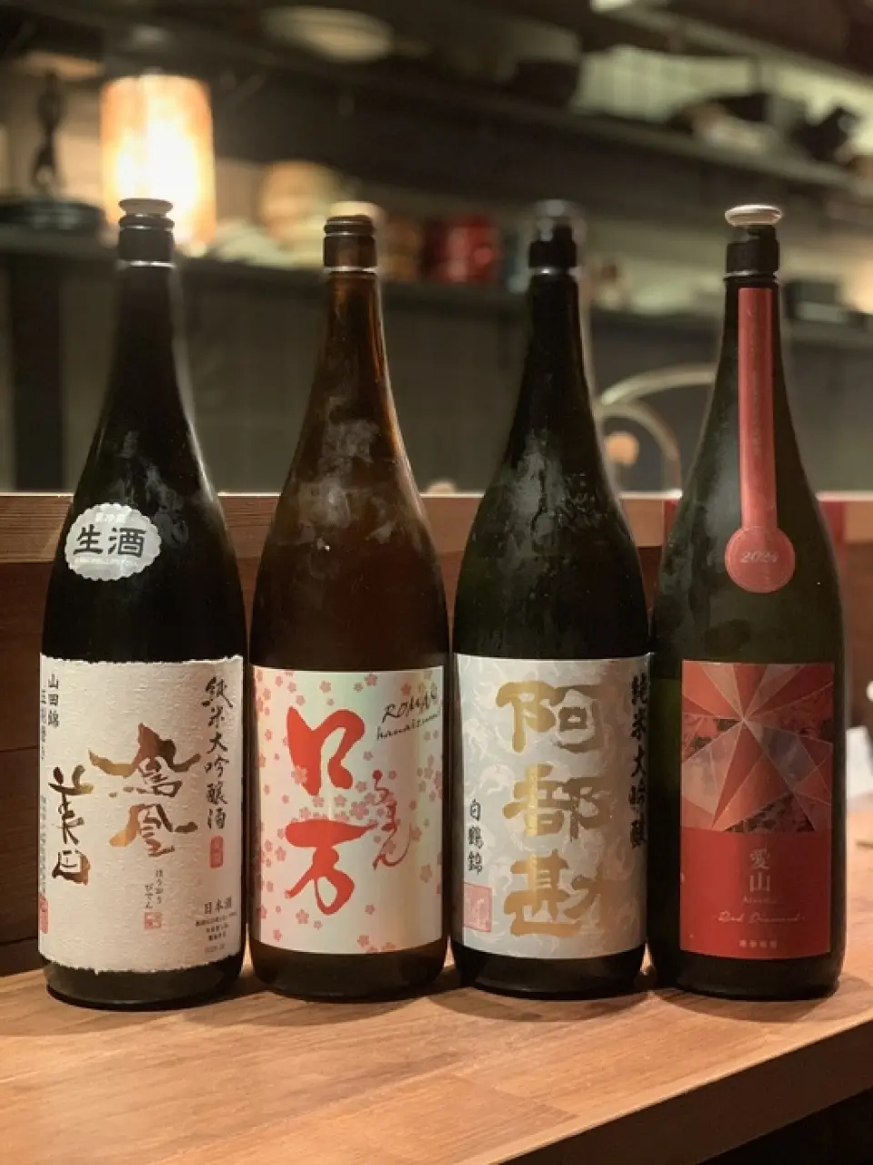 备有日本各地的名酒以及时令酒等多种选择！牡蛎和熟鱼等适合下酒的菜肴也很丰富！