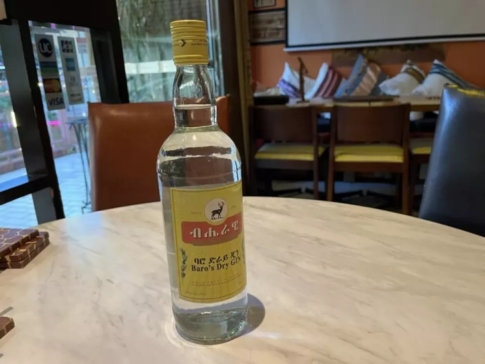 현지 술은 현지 요리와 잘 어울립니다. 아프리카 맥주와 칵테일, 에티오피아 진과 와인, 나이지리아 럼 등 다양한 외국 알코올 음료를 제공합니다. 그 중에서도 여성에게 인기 있는 크림 리큐어 "와일드 아프리카"는 우유와 섞어 디저트로 즐길 수 있습니다. 식사와 함께 캐주얼하게 즐길 수 있는 다른 음료도 다양하게 준비되어 있으니, 퇴근 후 건배나 연회에 부담 없이 이용하세요.