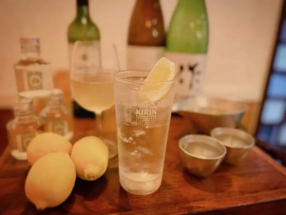 我们有种类丰富的清酒、烧酒、标准酸酒和鸡尾酒！您可以从货架上的 30 种葡萄酒中购买一件夹克。享用每杯饮品都搭配的小吃，度过一个微醺而有趣的夜晚！ ︎