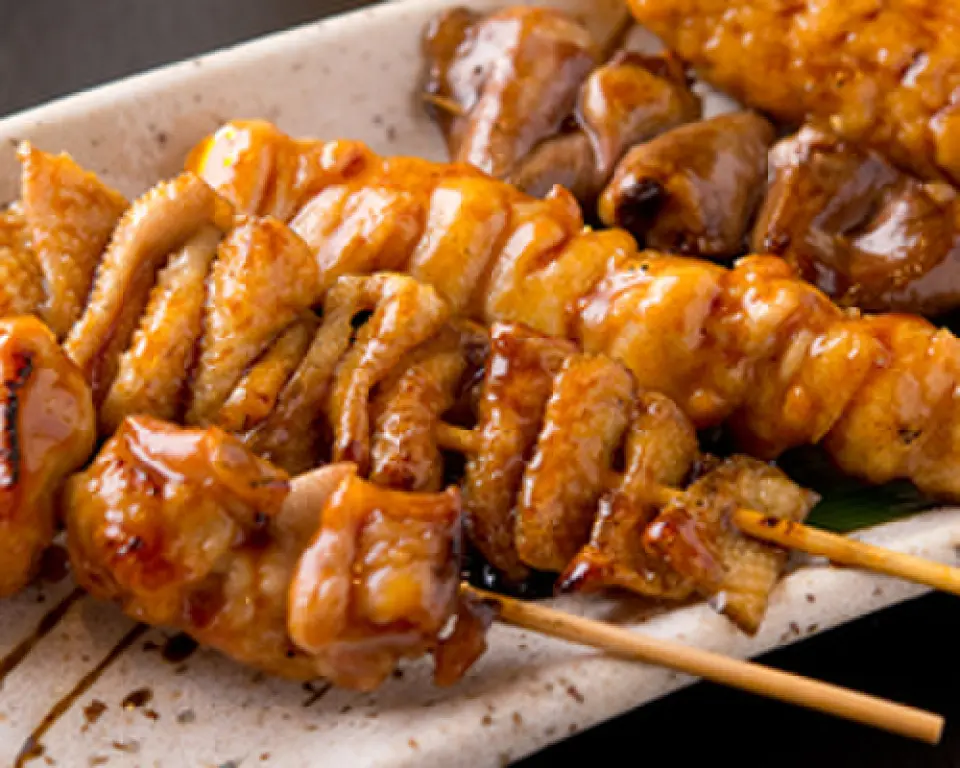 文藏引以为豪的烤鸡肉串只需一份即可！国产鸡肉由能工巧匠一只一只精心烤制，精美绝伦。搭配细粒浓郁的意大利天然莫菲亚盐或文藏秘制甜辣酱一起享用。我们还提供超辣的“文古烧文藏烧”，这是用秘制香料烤制的带骨鸡肉。 。 我是。对于不喜欢辛辣食物的人，我们推荐“Oyatori Umami-yaki”。亲鸟特有的耐嚼口感，越嚼越能凸显出味道。