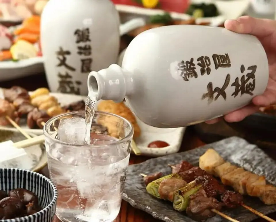 我们备有丰富的饮品。品种齐全，从标准啤酒和高球威士忌到用新鲜柚子、新鲜酸橘和腌李子制成的酸酒和葡萄酒！还有推荐的鹿儿岛县产“原味”和“黑丸”等严选烧酒。此外，Denki Bran 是一种流行的白兰地利口酒，可以与水、加冰块、苏打水或热水一起饮用。拿着自己喜欢的杯子一起享受吧♪