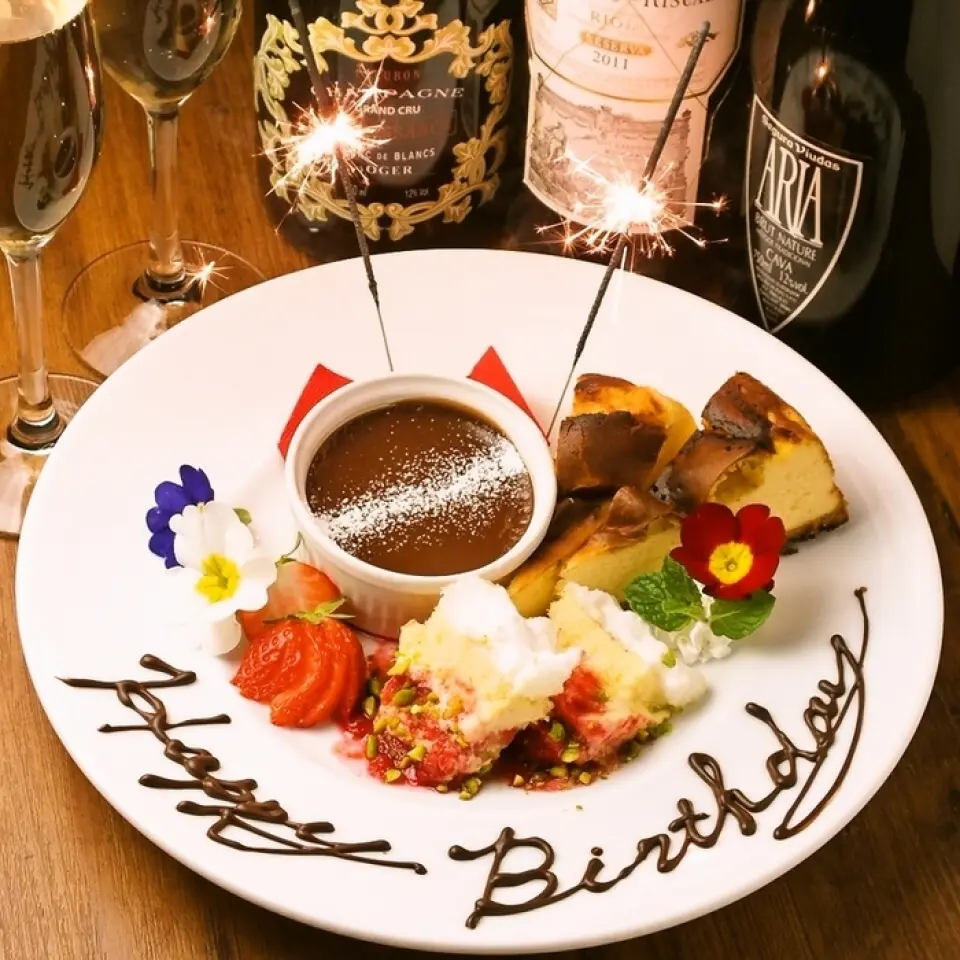 We can prepare desserts with messages for birthdays, promotions, weddings, births, welcoming and farewell parties, etc. Why not express your feelings on a plate? Please contact us in advance.