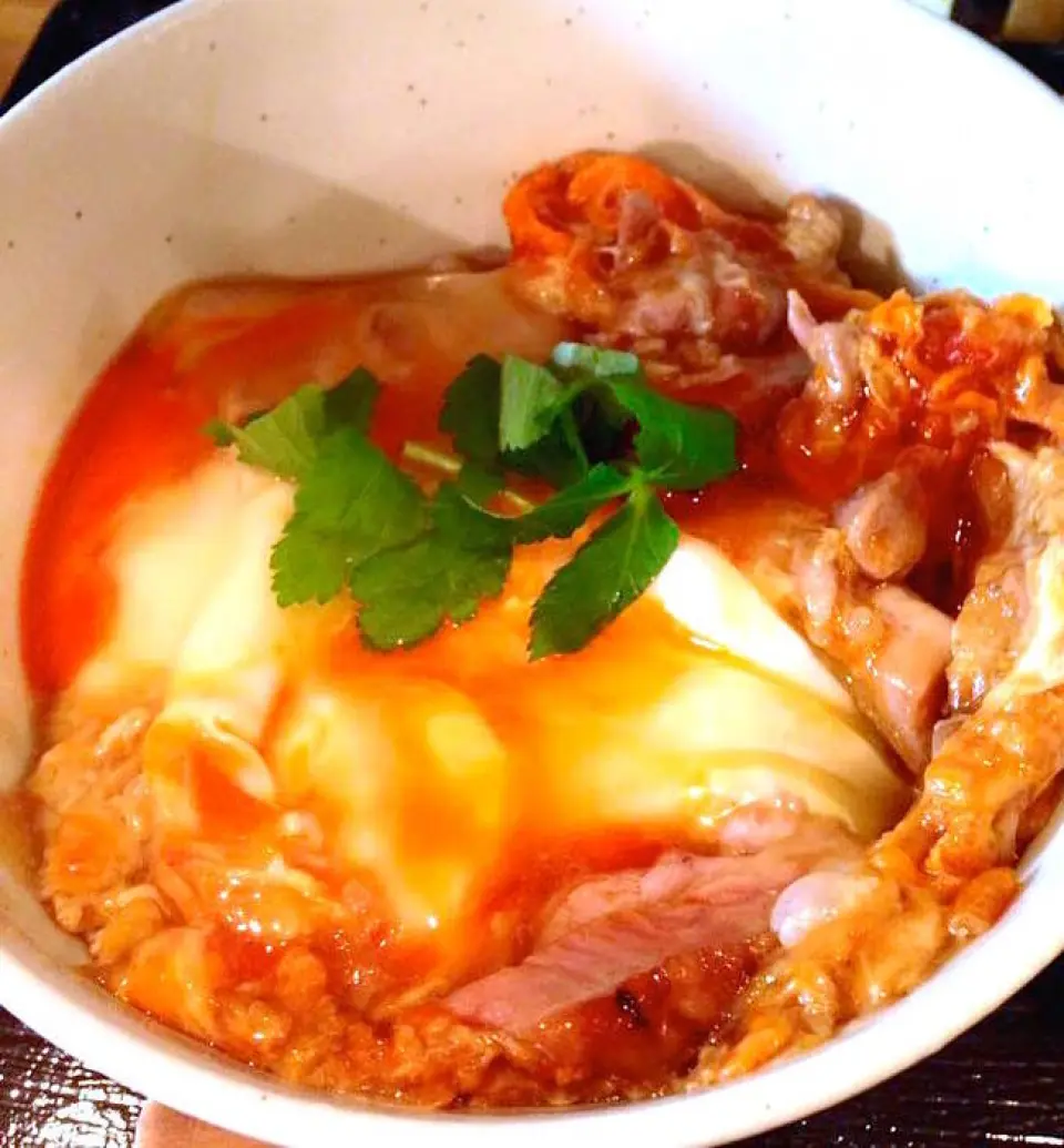 The ultimate oyakodon made with the legendary local Amakusa Daio chicken. To bring out the aroma, only the skin of the meat is seared over binchotan charcoal. The eggs used in the oyakodon are delicious when eaten raw! The sauce is a homemade broth made from kelp and bonito, diluted with Amakusa Daio chicken stock. Please enjoy the ultimate harmony of meat, eggs, and broth.