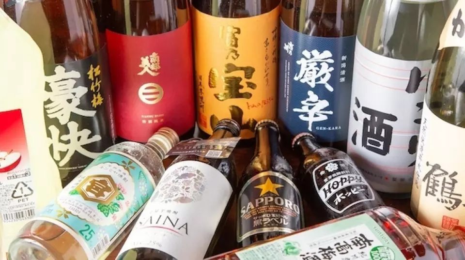 我们提供品种丰富的酒类菜单，且价格合理。除了“The Premium Malts”和“Heineken”等啤酒外，还有口感清爽的三得利高球啤酒。◎冰镇“名物Gorogoro Sour”，里面充满了冷冻柠檬和柚子。这是推荐的杯子。另外还有可以选择烧酒、鸡尾酒、日本酒的超值无限畅饮套餐，请尽情享用。
