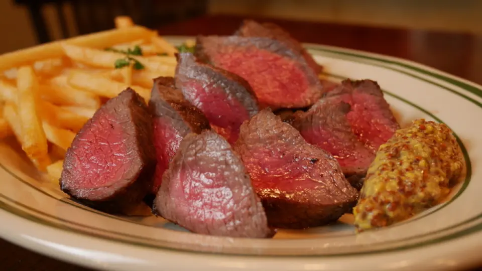 This is a recommended cut of Japanese Black beef that is carefully grilled after you order. It is served with a simple seasoning of salt and pepper to bring out the flavor of the ingredients themselves, and mustard. The fragrant aroma that wafts through the air after you order is enough to whet your appetite!